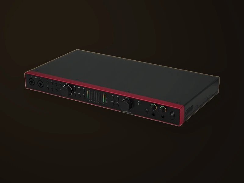La carte son Focusrite Scarlett 18i20, vue de trois quarts sous un éclairage de studio